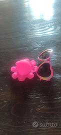 occhiali di Barbie e un pop It 