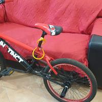 bicicletta colore rosso MARCA INSTINCT
