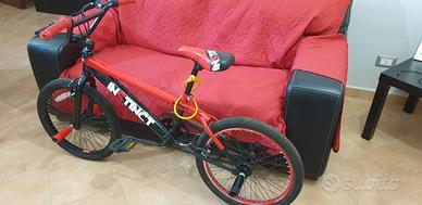 bicicletta colore rosso MARCA INSTINCT