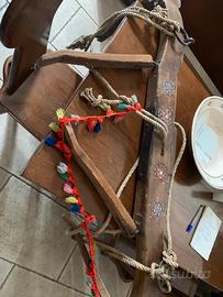 Giogo antico decorato a mano