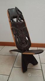 Seduta artigianale africana in legno intagliato