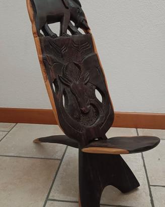 Seduta artigianale africana in legno intagliato