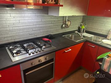 Cucina con elettrodomestici