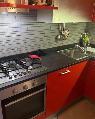 Cucina con elettrodomestici