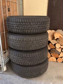 Set 4 cerchi in ferro con gomme invernali montate