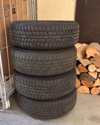 Set 4 cerchi in ferro con gomme invernali montate