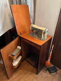 Mobiletto con  macchina da cucire