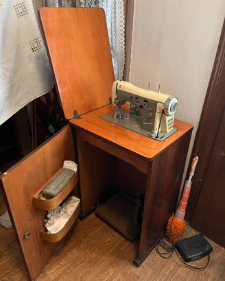 Mobiletto con  macchina da cucire