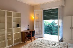 Stanza singola grande arredata con balcone