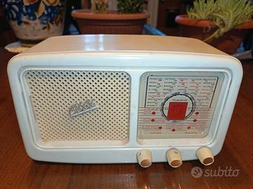 Radio a valvole da comodino
