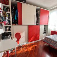 Camera da letto (scrivania, armadio e 2 letti)