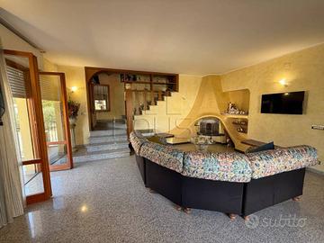 Casa indipendente di 210 m² con più di 5 locali e 