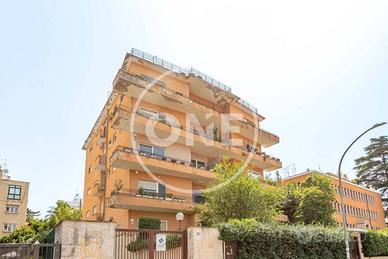Attico / Mansarda di 180 m² con più di 5 locali e 