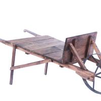 Carriola in legno con ruota in ferro ribattuto