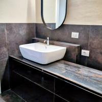Mobile bagno pezzo unico stile industriale.
