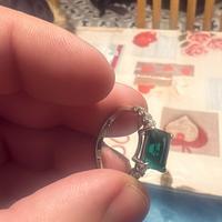 Anello in argento 925 con zirconi e smeraldo