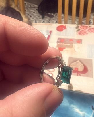 Anello in argento 925 con zirconi e smeraldo