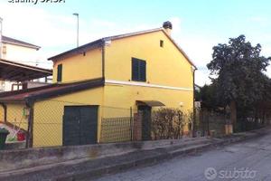 Casa singola con giardino a montemarciano