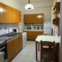 Cucina completa di tavolo e sedie