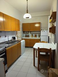 Cucina completa di tavolo e sedie