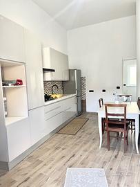 Trilocale arredato ben rifinito con posto auto