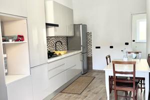 Trilocale arredato ben rifinito con posto auto