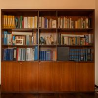 scrivania, sedie e libreria