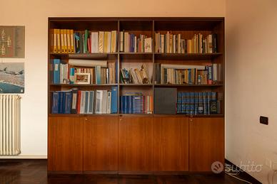 scrivania, sedie e libreria