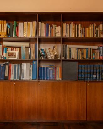 scrivania, sedie e libreria