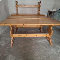 Tavoli e sedie in legno