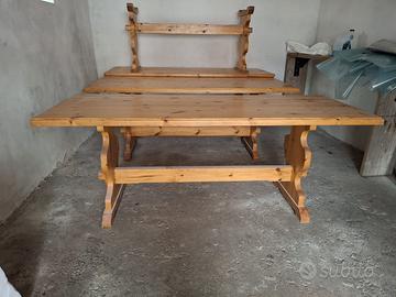 Tavoli e sedie in legno