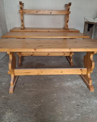 Tavoli e sedie in legno