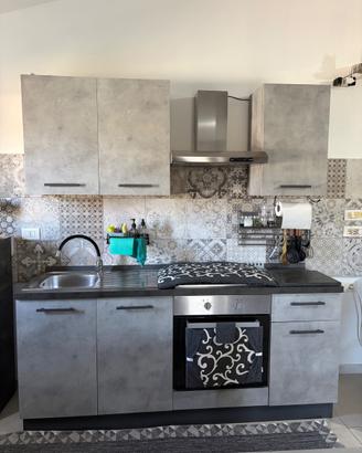 Cucina color cemento + tavolo e 4 sedie