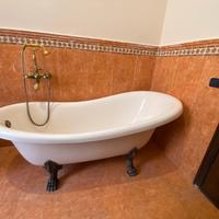 Vasca da bagno con piedi in ottone