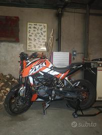 KTM DUKE 125 INCIDENTATA DAVANTI