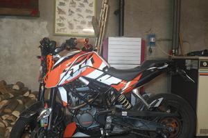KTM DUKE 125 INCIDENTATA DAVANTI