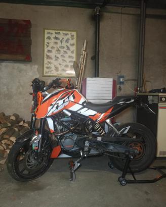 KTM DUKE 125 INCIDENTATA DAVANTI