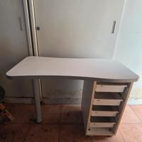 tavolino per le fare le unghie 