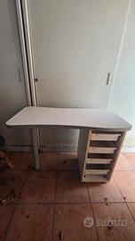 tavolino per le fare le unghie 