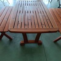 TAVOLO IN LEGNO COMPLETO DI PANCHE.