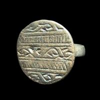 Anello romano antico con simboli geometrici magici