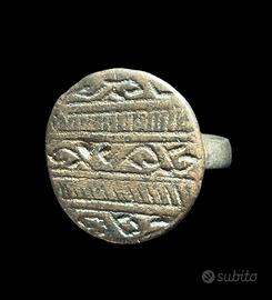 Anello romano antico con simboli geometrici magici