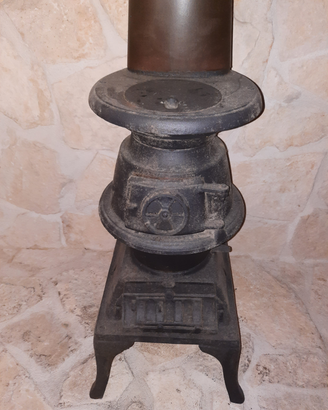 Stufa in ghisa antica