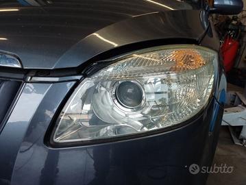 Proiettore sinistro SKODA FABIA del 2009