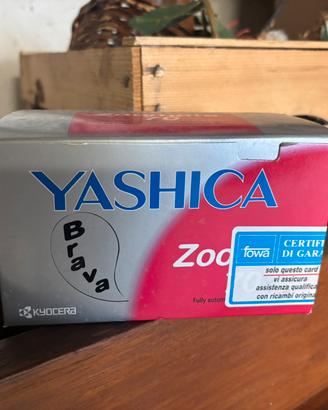 Macchina fotografica yashica brava zoomate 70