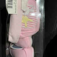 Cappellino e scarpine per neonati.