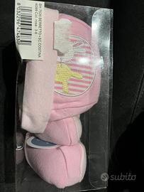 Cappellino e scarpine per neonati.