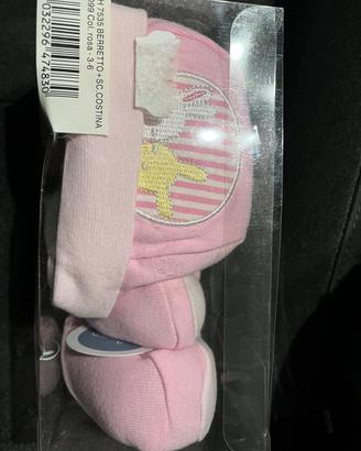 Cappellino e scarpine per neonati.