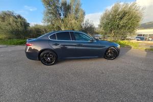 Alfa Romeo Giulia 2.2 150cv grigio lipari
