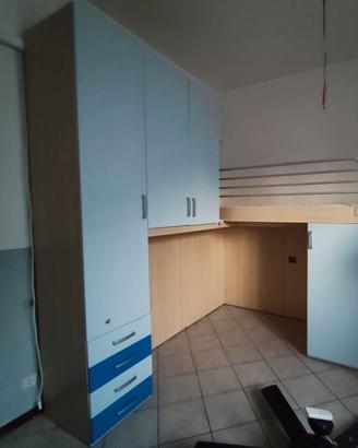 Armadio da cameretta con letto a castello